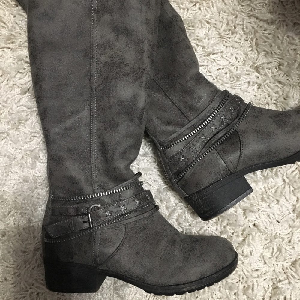 Like new grey boots
